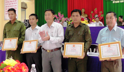 Khen thưởng các tập thể, cá nhân điển hình trong phong trào “Toàn dân bảo vệ an ninh Tổ quốc” ở xã Mỹ Thành Nam.