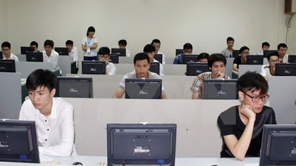 Examinees do a capacity test for a chance to enter the Vietnam National University, Hanoi (Photo: VNA)