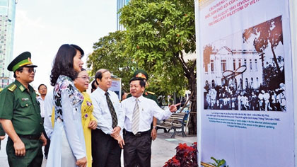 Delegates enjoying a photo exhibition on Nguyen Hue pedestrian street in Ho Chi Minh City (Credit: NDO)