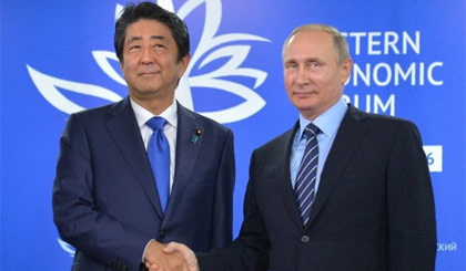 Tổng thống Nga Vladimir Putin (phải) và Thủ tướng Nhật Bản Shinzo Abe. Nguồn: AFP