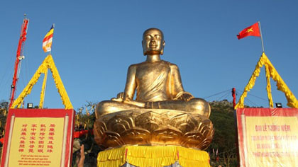 A statue of King Tran Nhan Tong