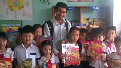 Nguyen Quang Thach and children benefited from the programme (Photo: VNA)