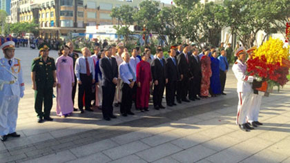 Ho Chi Minh City leaders lay wreaths at Ho Chi Minh Statue Park. (Credit: VNA)