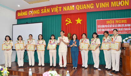 Đại tá Nguyễn Hữu Trí, Giám đốc Công an tỉnh và Phó Chủ tịch Hội LHPN tỉnh ĐặngThị Ngọc Điệp trao thưởng  và tuyên dương phụ nữ xuất sắc.