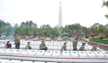 Cán bộ, hội viên Phòng Công tác chính trị và Phòng Xây dựng phong trào  Toàn dân bảo vệ An ninh Tổ quốc tổ chức thắp hương Nghĩa trang Liệt sĩ tỉnh.