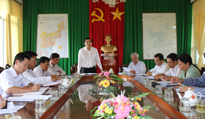 Ông Lê Văn Hưởng, Chủ tịch UBND tỉnh làm việc tại huyện Châu Thành về việc cấp giấy chứng nhận quyền sử dụng đất.