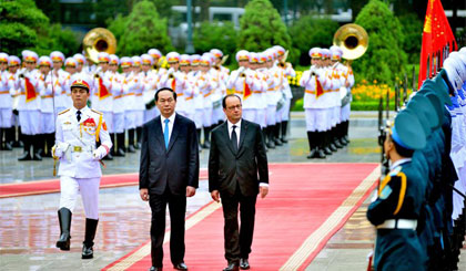 Chủ tịch nước Trần Đại Quang và Tổng thống Cộng hòa Pháp François Hollande duyệt đội danh dự. Ảnh: VGP/Nhật Bắc