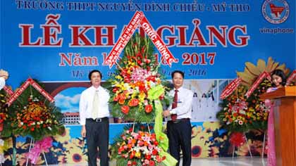 Secretary of the Provincial Party Committee Nguyen Van Danh presented flowers to the school's opening ceremony for the new academic year.