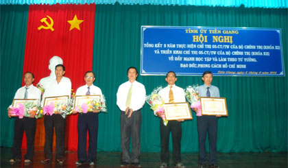 Bí thư Tỉnh ủy Nguyễn Văn Danh trao Bằng khen của Thủ tướng Chính phủ cho các tập thể có thành tích xuất sắc.
