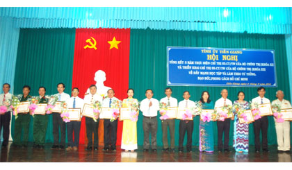 Phó Bí thư Tỉnh ủy Võ Văn Bình trao Bằng khen của Tỉnh ủy cho các tập thể có thành tích xuất sắc.