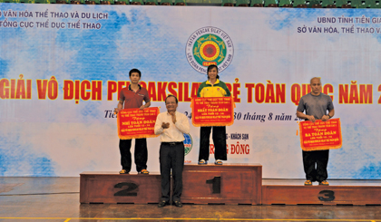  Phó Chủ tịch UBND tỉnh Trần Thanh Đức, Chủ tịch danh dự Liên đoàn Võ thuật tỉnh trao Cờ cho các đơn vị đạt giải toàn đoàn.