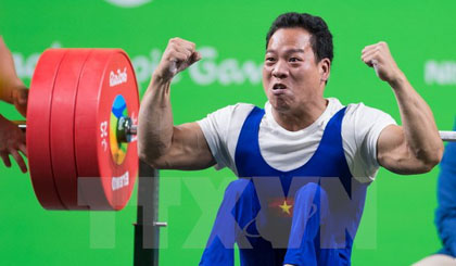Niềm vui của vận động viên Lê Văn Công sau khi hoàn thành nội dung cử tạ nam hạng 49 kg tại Paralympic 2016. (Nguồn: THX/TTXVN)