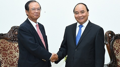 PM Nguyen Xuan Phuc and Cambodian Minister of Posts and Telecommunications Tram Iv Tek. (Credit: VGP)