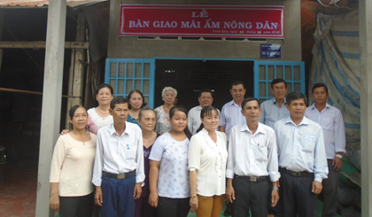 Quang cảnh bàn giao nhà “Mái ấm nông dân”