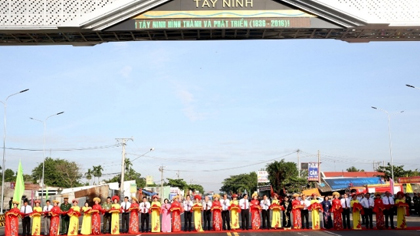 The welcome gate of Tay Ninh province inaugurated to mark the province’s 180th establishment. (Credit: VGP)