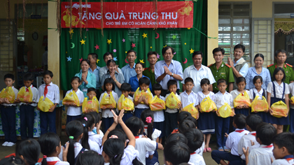 Every year, Ap Bac Newspaper usually presents gifts to children in communes in preparation for the Mid-Autumn holiday