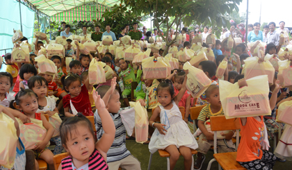 Các cháu Trường Mẫu giáo Gia Thuận, huyện Gò Công Đông nhận quà trung thu 2014 do Báo Ấp Bắc vận động. 	Ảnh: Tuấn Lâm