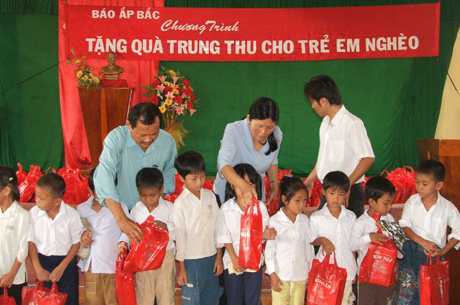 Chương trình tặng quà trung thu đến với các em học sinh xã Tân Thạnh, huyện Tân Phú Đông.