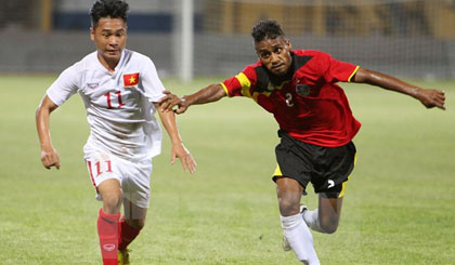 U19 Việt Nam (áo trắng) vượt qua U19 Timor Lester. (Ảnh: Quốc Khánh/TTXVN)