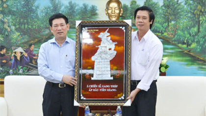   Provincial Party Committee Secretary Nguyen Van Danh Missions gives the State Auditor the paintings on the occasion of visiting Tien Giang.