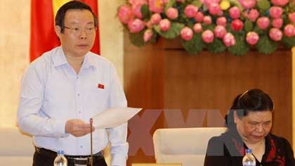 NA Vice Chairman Phung Quoc Hien delivers speech at the meeting of the National Assembly Standing Commitee on September 13 (Photo: VNA)