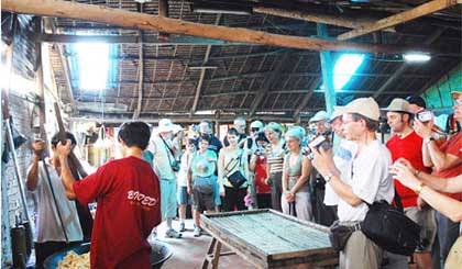 Foreign tourists visit Thoi Son island. Photo: Duy Anh