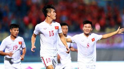 Coach Hoang Anh Tuan’s players have to give it their all to defeat the Philippines with the close score of 4-3 at Hang Day Stadium on September 15.