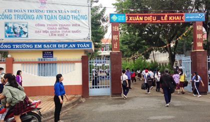“Cổng trường An toàn giao thông”- Trường THCS Xuân Diệu thông thoáng trong giờ học sinh đến trường.