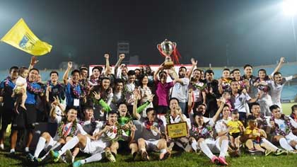 Hanoi T&T players celebrate their V-League championship title.