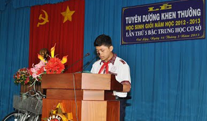 Huỳnh Lê Minh Nhật đại diện  học sinh giỏi của huyện Cai Lậy  phát biểu cảm nghĩ tại Lễ Tuyên dương học sinh giỏi năm học 2012 - 2013.