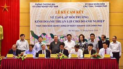 VCCI and 21 municipal and provincial authorities sign the agreement in Hanoi on September 22. (Credit: VGP) 