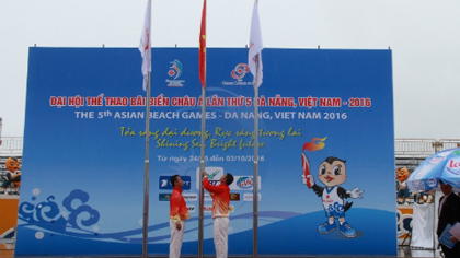 The Vietnamese flag is raised at the ceremony. Photo: thethaovanhoa.vn