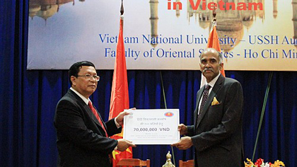 Indian Ambassador to Vietnam Parvathaneni Harish (R) grants a check of $3,100 to the Ho Chi Minh City University of Social Sciences and Humanities’ rector Vo Van Sen for printing 100 copies of the first Hindi-Vietnamese dictionary at the 2016 Hindi Day in the city on September 21, 2016.