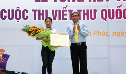 Thứ trưởng Bộ Thông tin và Truyền thông Nguyễn Minh Hồng trao giải Nhất cho Thu Trang tại vòng thi Quốc gia. Ảnh: VNPost
