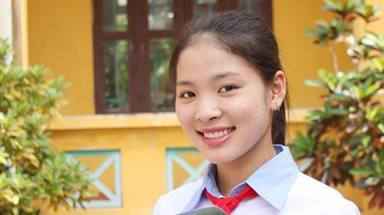  Ninth-grader Nguyen Thi Thu Trang wins the first prize of letter-writing competition this year (Photo: VNA)