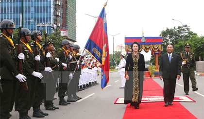 Chủ tịch Quốc hội Campuchia Samdec Heng Samrin và Chủ tịch Quốc hội Nguyễn Thị Kim Ngân tại Lễ đón chính thức. Ảnh: Trọng Đức/ TTXVN