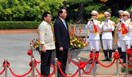 Chủ tịch nước Trần Đại Quang chủ trì lễ đón Tổng thống Philippines