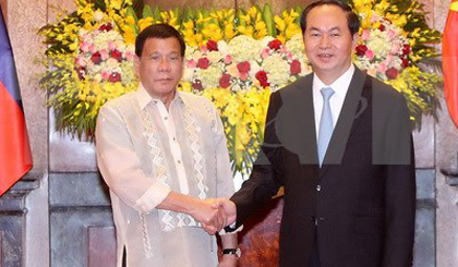 Chủ tịch nước Trần Đại Quang và Tổng thống Philippines Rodrigo Roa Duterte tại lễ đón. Ảnh: Nhan Sáng/TTXVN