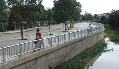Dự án bờ kè Kênh 7 Thước hoàn thành đưa vào sử dụng góp phần thay đổi bộ mặt đô thị TX. Cai Lậy và giải quyết vấn đề ô nhiễm môi trường. 