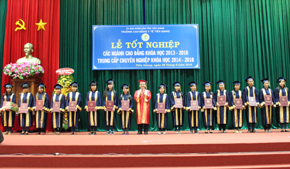 Ông Nguyễn Hùng Vĩ, Hiệu trưởng nhà trường trao bằng tốt nghiệp cho các tân khoa