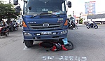 2 phụ nữ thoát chết dưới gầm xe tải