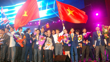 The Vietnamese delegation at the closing ceremony of the 11th ASC in Malaysia.