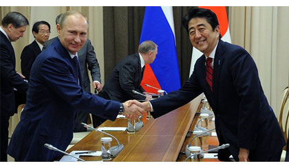 Thủ tướng Nhật Bản Shinzo Abe (phải) và Tổng thống Nga Putin trong một cuộc gặp. Nguồn: Sputnik