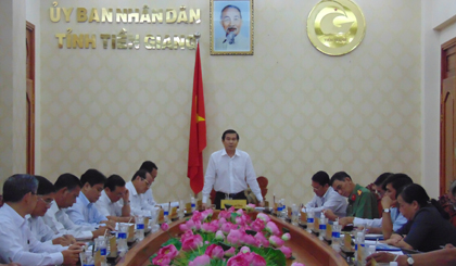 ông Lê Văn Hưởng, Chủ tịch UBND tỉnh chủ trì cuộc họp với các thường trực, thành viên UBND tỉnh vào sáng ngày 3-10.