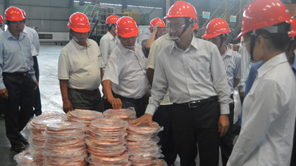 Leaders of province visit Dong Hai Luong company in Long Giang industrial zone. Photo: Huu Chi