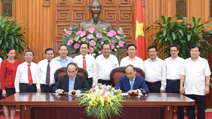 PM Nguyen Xuan Phuc represents the Government, while VFF Chairman Nguyen Thien Nhan represents the VFF Presidium in signing the joint resolution.