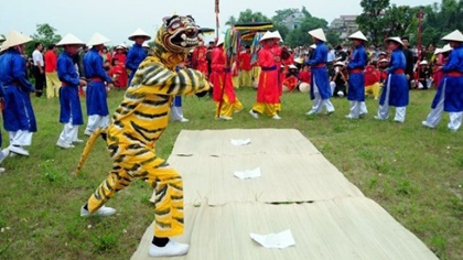 Ai lao song and dance, a traditional ritual associated with the legend of Saint Giong’s defeat of foreign invaders. (Credit: VNA)