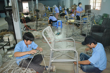 Workers make bicycle frames at a small and medium-sized enterprise in the northern province of Thai Binh province (Source: VNA)