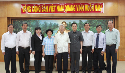 Lãnh đạo tỉnh chụp ảnh lưu niệm với nguyên Chủ tịch nước Trần Đức Lương