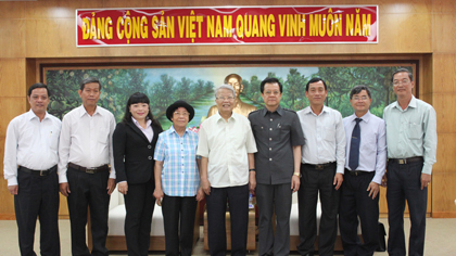  Former President Tran Duc Luong takes souvenir with provincial leaders.